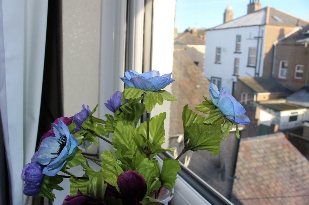 John St Town House - Self Catering - Guesthouse Style - Great Value Family And Double Rooms Workington Ngoại thất bức ảnh