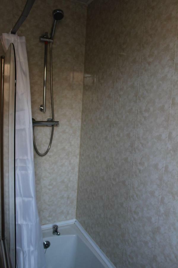 John St Town House - Self Catering - Guesthouse Style - Great Value Family And Double Rooms Workington Ngoại thất bức ảnh